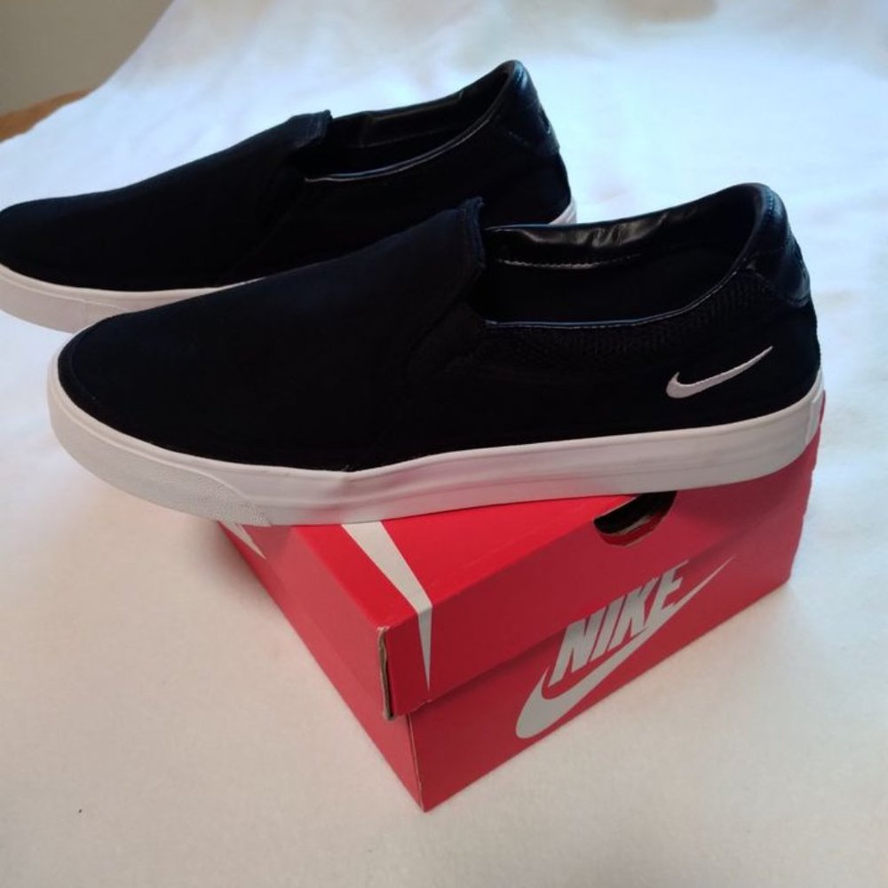 NIKE Women's 11.0 Court Legacy Slip-On Sneakers Black - worn one time.